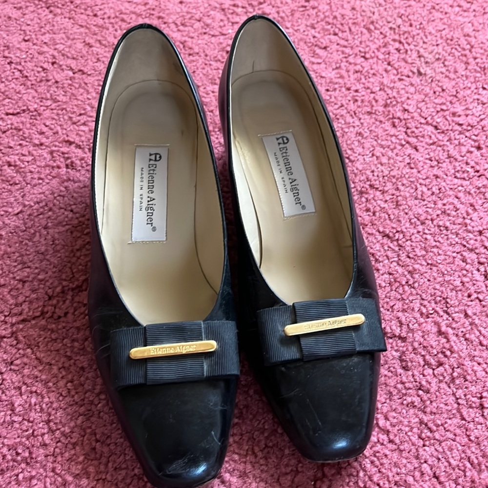Etienne Aigner Savannah black pumps.